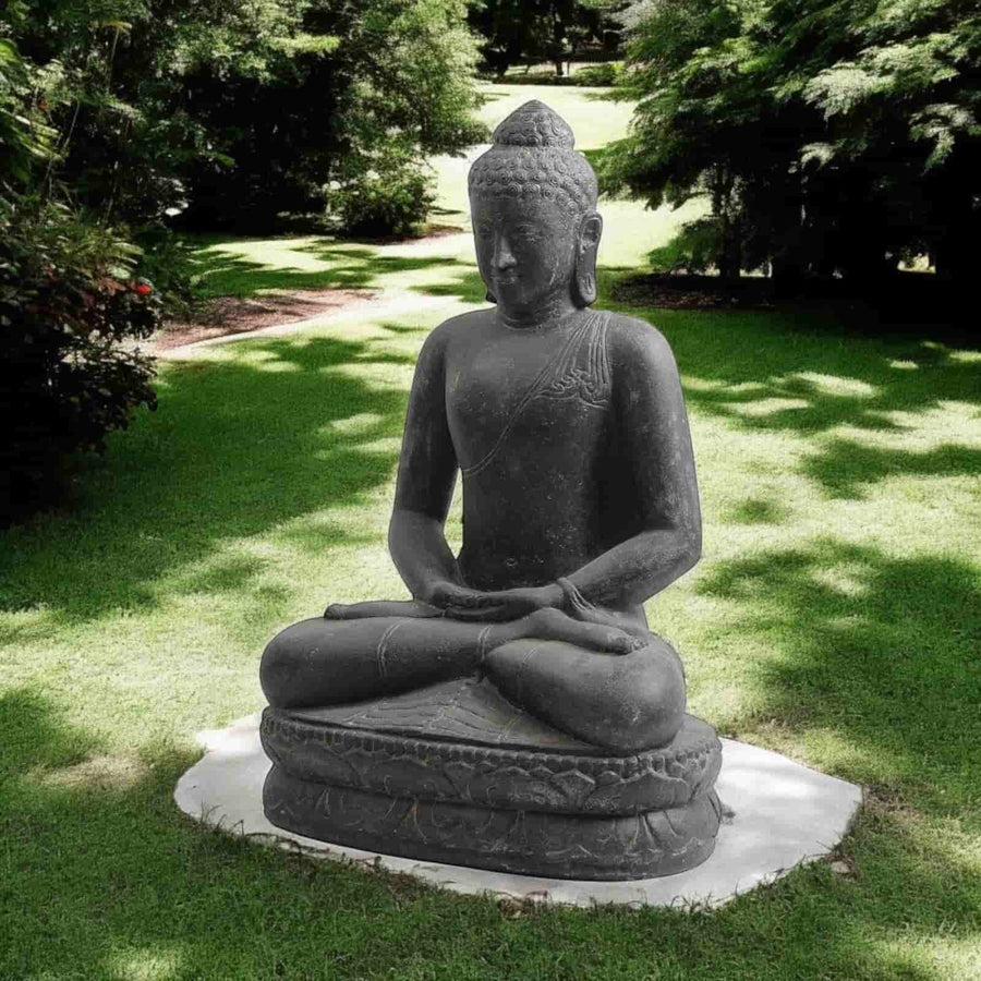 Bouddha décoratif dans un jardin